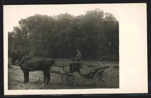 AK Soldaten in einem Einspänner