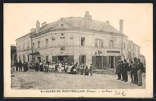 AK St-Légers-de-Montbrillais, La Place