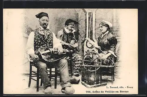 AK Scene de Veillee en Bresse, Auvergne, Männer mit Drehleier
