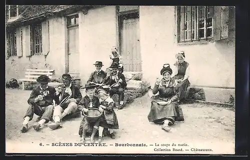 AK Scénes du Centre, Bauern in Tracht beim Essen von Suppe