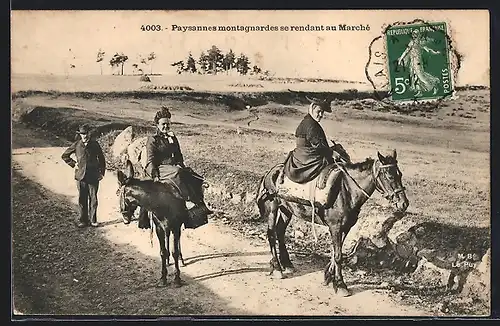 AK Paysannes montagnardes se rendant au marche