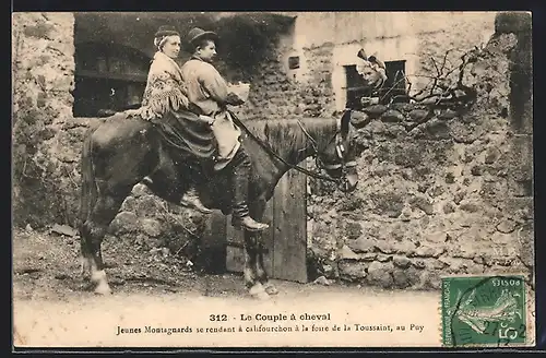 AK Puy /Auvergne, Le Couple à cheval, Jeunes Montagnards se rendant à califourchon à la foire de la Toussaint