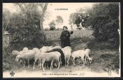 AK Auvergne, Une Bergère et son Troupeau