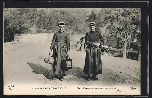 AK L`Auvergne pittoresque, Paysannes revenant du marché
