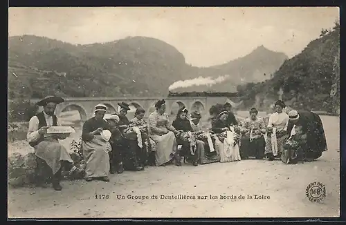 AK Un Groupe de Dentellières sur le bords de la Loire, Auvergne