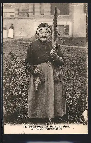 AK Alte Frau mit Spinnrad im Garten