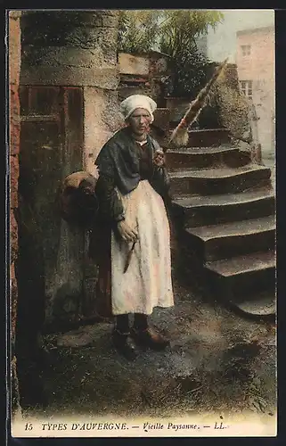 AK Types d`Auvergne, Vieille Paysanne