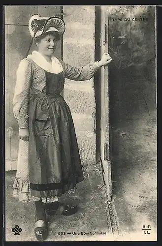 AK Burgund / Bourgogne, Une Bourbonnaise, junge hübsche Französin an der Tür stehend
