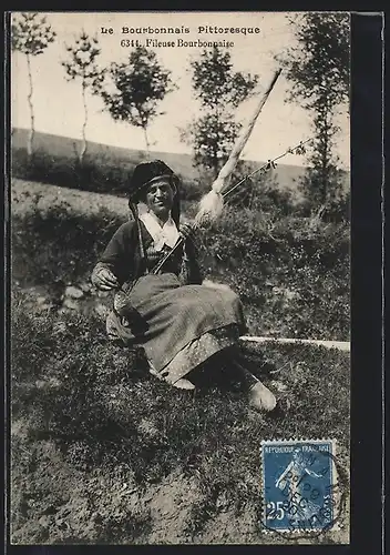 AK Fileuse Bourbonnaise, Alte Frau in Tracht aus der Auvergne spinnt Wolle auf der Wiese