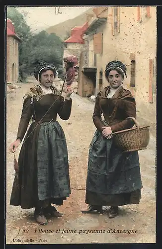 AK Fileuse et jeune paysanne d`Auvergne