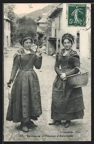 AK Paysanne et Fileuse d`Auvergne