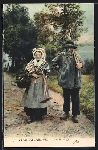 AK Types d`Auvergne, Paysans auf dem Weg zum Feld