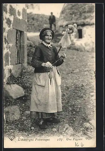 AK Une fileuse, L`Auvergne Pittoresque