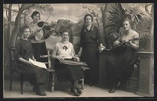 AK Junge Frauen mit Geige, Gitarre und Zither