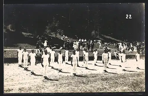 Foto-AK Gruppe von Turnern bei Freiübungen