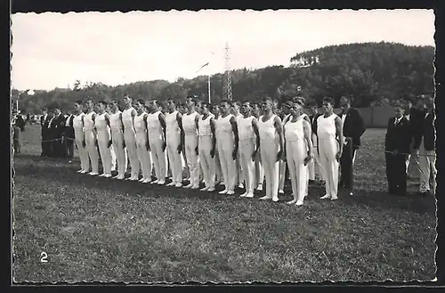 AK Gruppe von Turnern auf einer Wiese