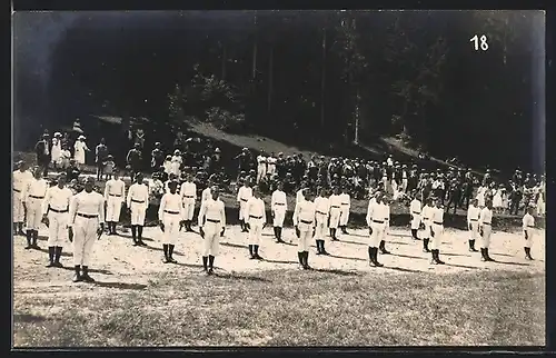 Foto-AK Gruppe von Turnern bei Freiübungen