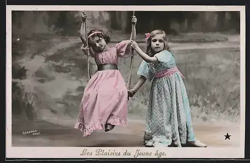 AK Zwei kleine Mädchen an einer Schaukel