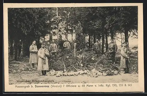 AK Dannevoux /Verdun, Westlicher Kriegsschauplatz, Massengrab 7 Offiziere und 48 Mann v. Infanterie-Rgt. 130, 135 & 145