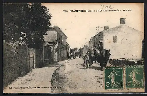 AK Champagné, Strassenpartie mit Pferdewagen