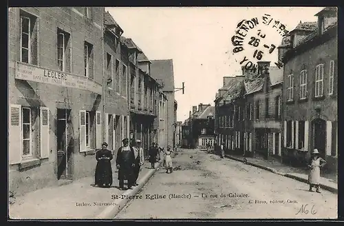 AK St-Pierre-Eglise, La Rue du Calvaire, Strassenpartie