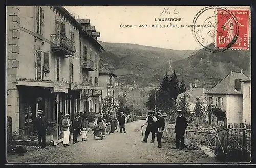 AK Vic-sur-Cère, La descente de la Gare