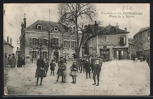 AK Donzenac, Place de la Mairie
