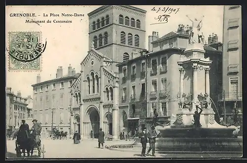 AK Grenoble, La Place Notre-Dame, Monument du Centenaire