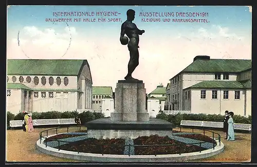 AK Dresden, Internationale Hygiene-Ausstellung 1911, Sportplatz mit Ballwerfer u. Halle für Sportkleidung