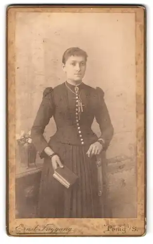 Fotografie Ernst Freygang, Penig i. S., Brückenstrasse, Junge elegante Dame mit Kreuzkette