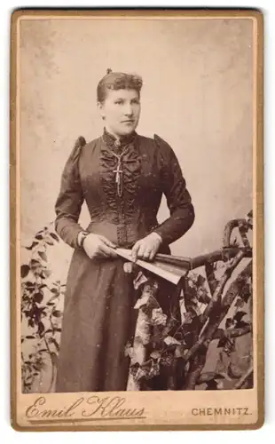 Fotografie Emil Klaus, Chemnitz, Reitbahnstr. 22, Bürgerliche Dame mit Fächer