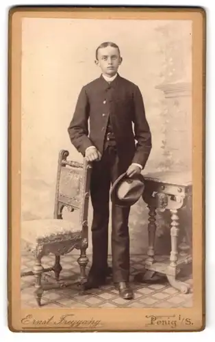 Fotografie Ernst Freygang, Penig i. S., Brückenstrasse, Junger Mann in modischer Kleidung