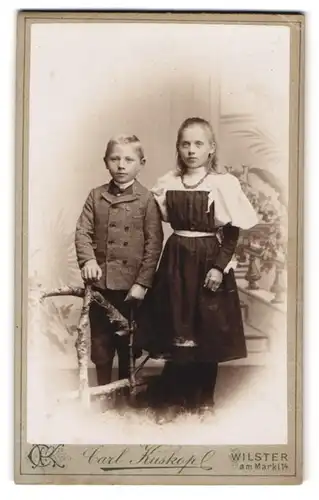 Fotografie Carl Kuskop, Wilster i. Holst., Am Markt 14, Kinderpaar in hübscher Kleidung