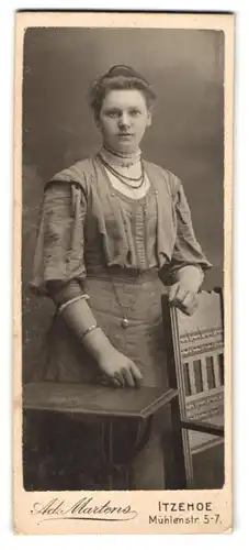 Fotografie Ad. Martens, Itzehoe, Mühlenstr. 5-7, Junge Dame im modischen Kleid