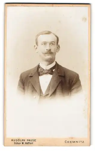 Fotografie Rud. Pause, Chemnitz, Langestr. 34, Eleganter Herr mit Schnauzbart