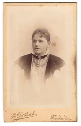 Fotografie R. Dittrich, Frankenberg i. S., Freibergerstr. 33, Junge Dame mit Kragenbrosche und Halskette
