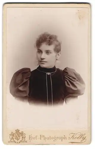 Fotografie Kolby, Chemnitz, König-Str. 21, Junge Dame im Samtkleid mit Puffärmeln