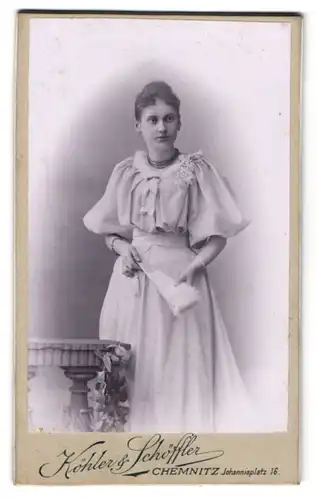Fotografie Köhler & Schöffler, Chemnitz, Johannisplatz 16, Junge Dame im Kleid mit Fächer