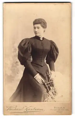 Fotografie Richard Kasbaum, Berlin, Friedrich-Str. 125, Junge Dame in eleganter Kleidung