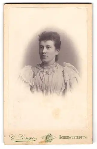 Fotografie C. Lange, Hohenwestedt i. H., Grüne Wiese, Junge Dame im hübschen Kleid