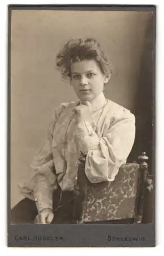 Fotografie Carl Hüseler, Schleswig, Stadtweg 34, Junge Dame in modischer Bluse