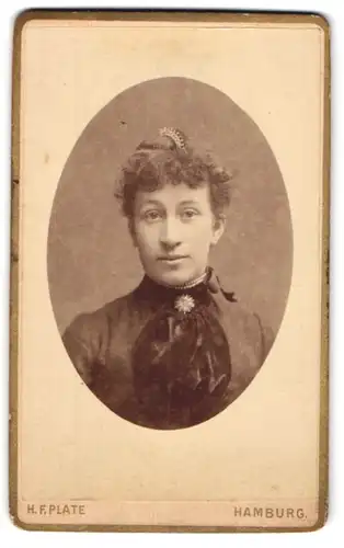 Fotografie H. F. Plate, Hamburg, Gr. Bleichen 46, Junge Dame mit Kragenbrosche