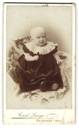 Fotografie Carl Lange, Neustadt i. Holst., Süsses Kleinkind im Samtkleid