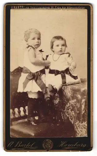 Fotografie A. Bartel, Hamburg, Grosse Johannisstr. 21, Zwei kleine Kinder in Kleidern