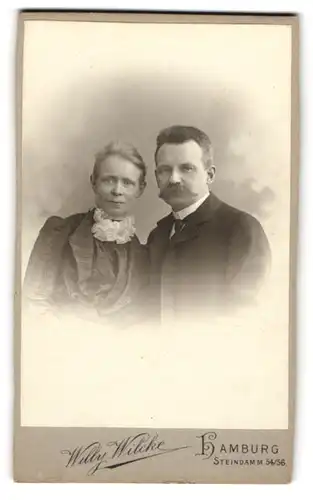 Fotografie Willy Wilcke, Hamburg, Steindamm 54-56, Ehepaar in hübscher Kleidung