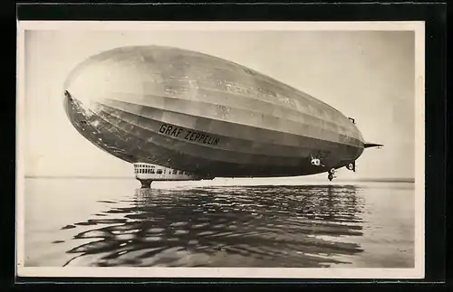 AK Luftschiff  Graf Zeppelin  schwebt über dem Bodensee, 