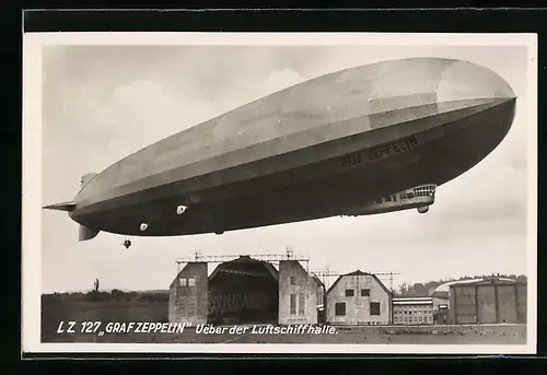 AK Friedrichshafen, Graf Zeppelin LZ 127 über den Luftschiffhallen