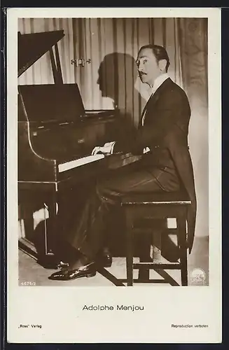 AK Schauspieler Adolphe Menjou spielt auf Piano
