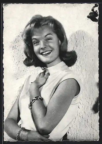 AK Schauspielerin Romy Schneider in lächelnder Pose