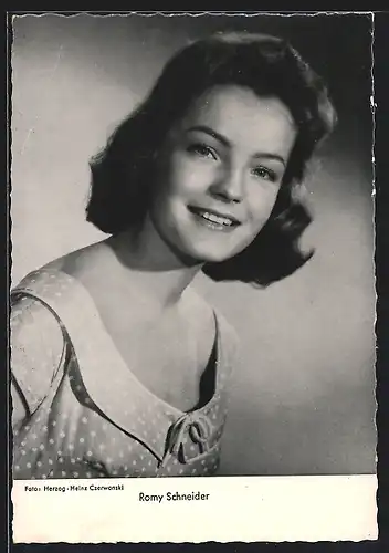 AK Schauspielerin Romy Schneider mit lächelndem Gesicht